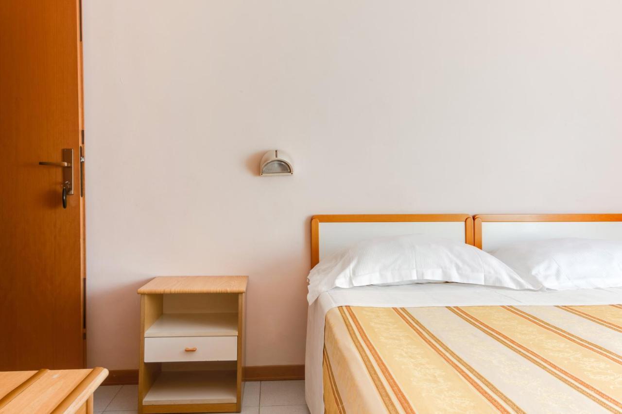 Hotel Sorriso Римини Экстерьер фото
