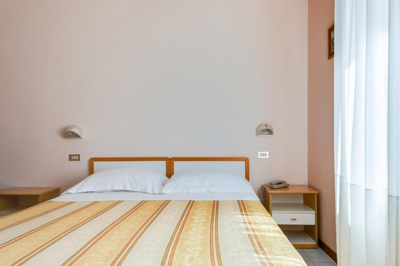 Hotel Sorriso Римини Экстерьер фото